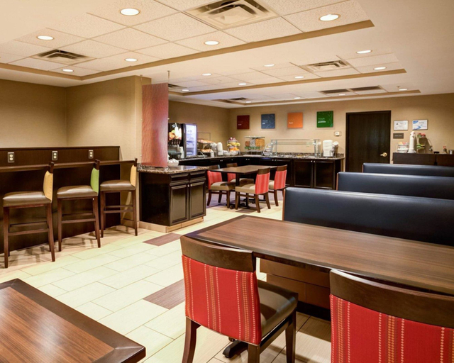 Food & Drinks 5, CHARLOTTE SUITES by IHG, Mecklenburg