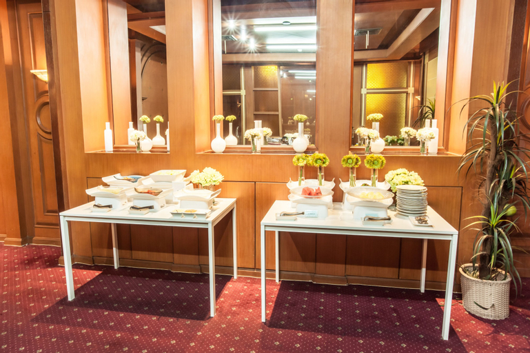 Food & Drinks 5, The Victory Executive Residences, Ratchathewi