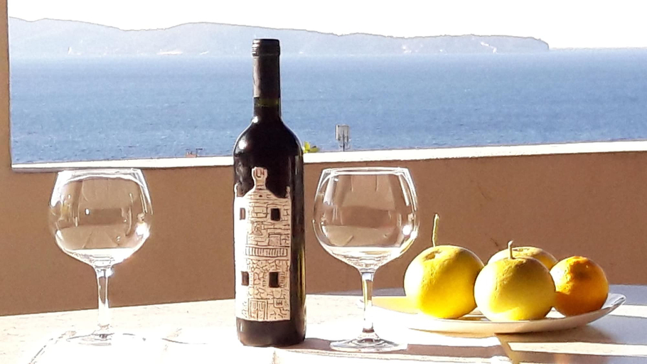 Food & Drinks 5, Apartmani Bako Komiza, Komiža