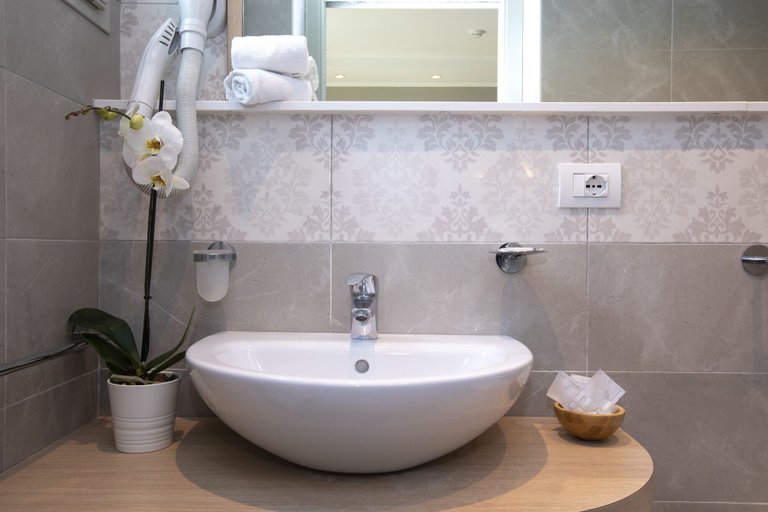 Bathroom 4, Hotel Liane, Rimini