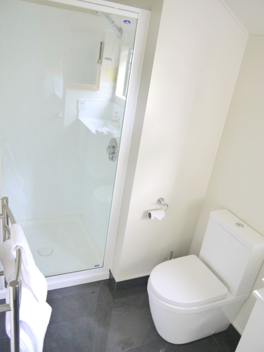 Bathroom 4, 10 Cottages, Westland