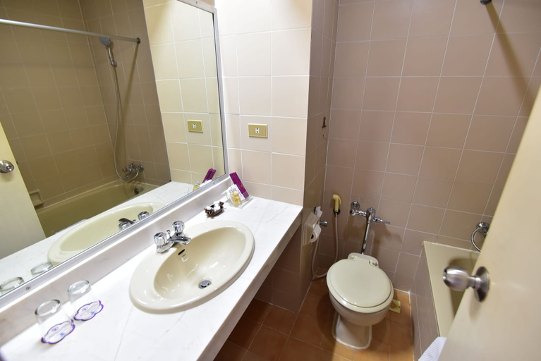 Bathroom 4, Thumrin Hotel, Muang Trang