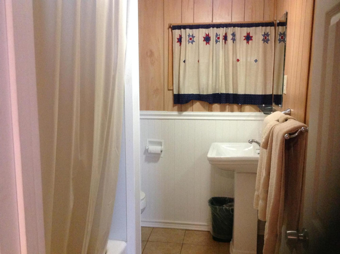 Bedroom 4, The Tides Motel, Rockingham