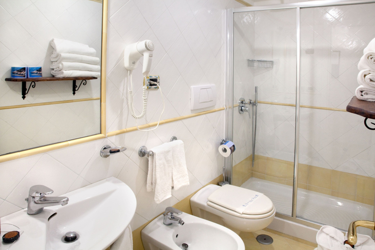 Bathroom 5, L'Antico Convitto, Salerno