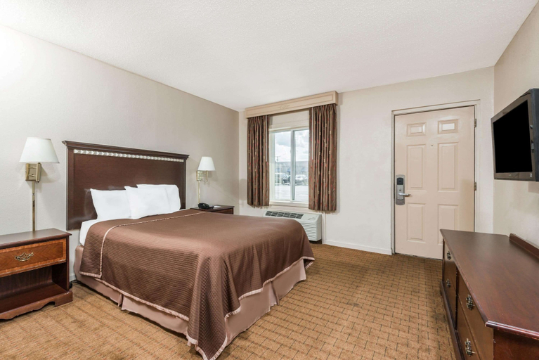 Bedroom 2, Howard Johnson by Wyndham Springfield, Hampden
