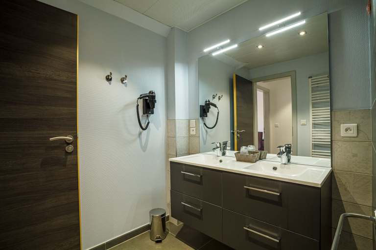 Bathroom 5, Hotel Restaurant Kuentz, Haut-Rhin