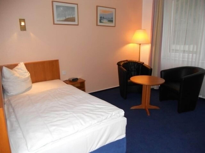 Bedroom 4, KEMPE Komfort Plus Hotel, Solingen