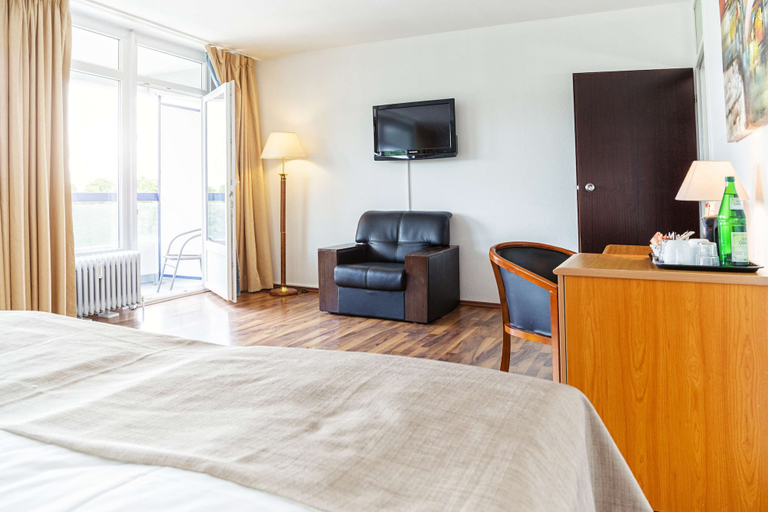 Bedroom 4, Hotel Plöner See by Tulip Inn, Plön