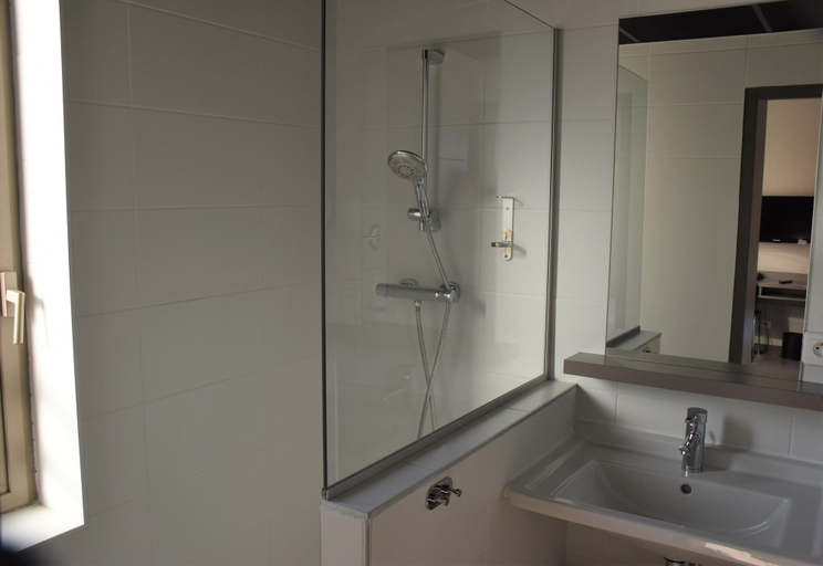 Bathroom 4, Adonis Lyon Dock Ouest, Rhône
