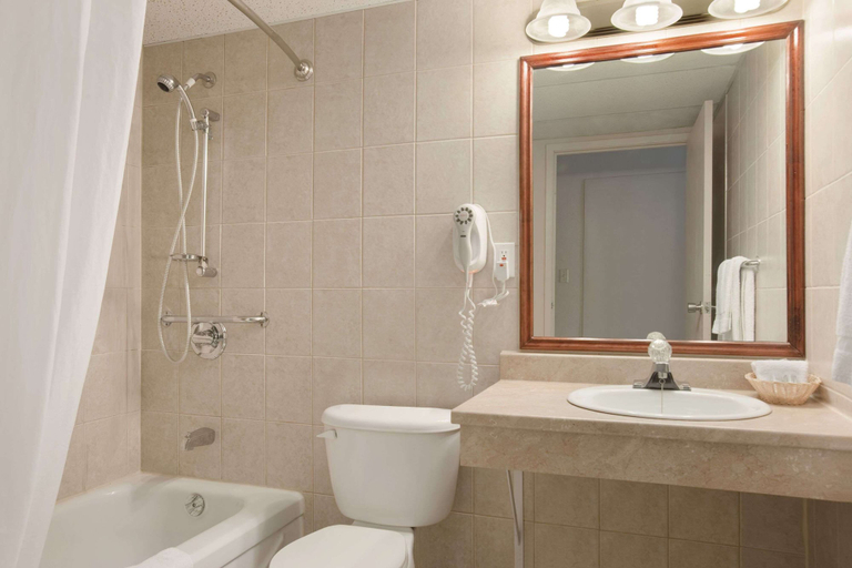 Bathroom 4, Travelodge by Wyndham Cambridge - Waterloo, Waterloo
