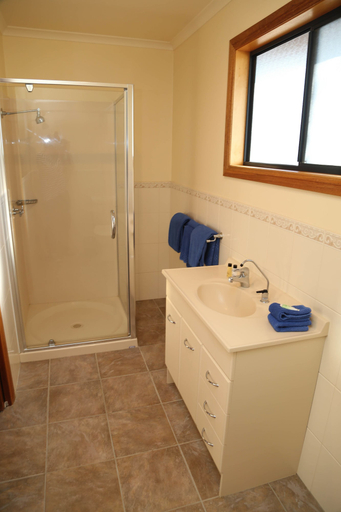 Bathroom 3, Little Desert Nature Lodge, Hindmarsh