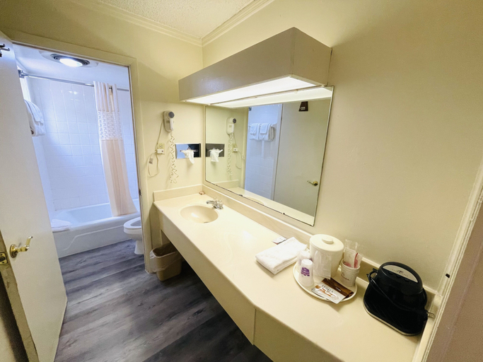 Bathroom 4, Relax Inn Perry, Houston