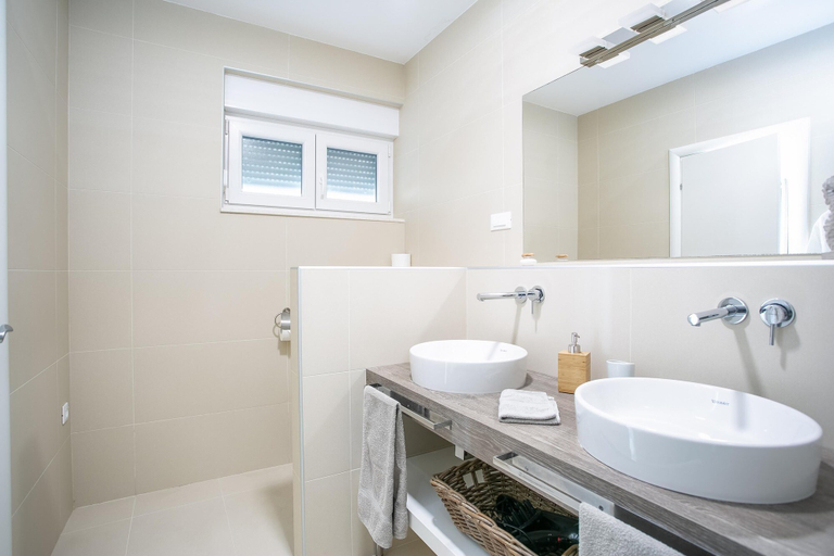 Bathroom 4, Villa Avalon, Okrug
