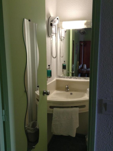 Bathroom 5, Havana, Yonne