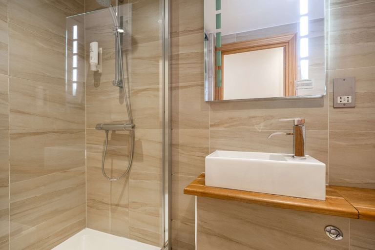 Bathroom 4, Comfort Inn Hyde Park, London