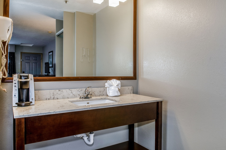 Bathroom 4, Clarion Hotel By Humboldt Bay, Humboldt