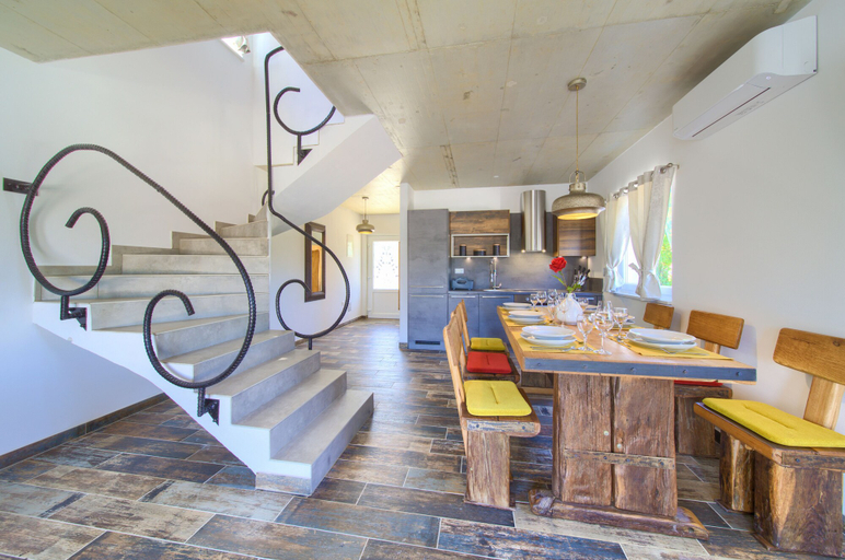 Others 5, Pax House 1, Krk