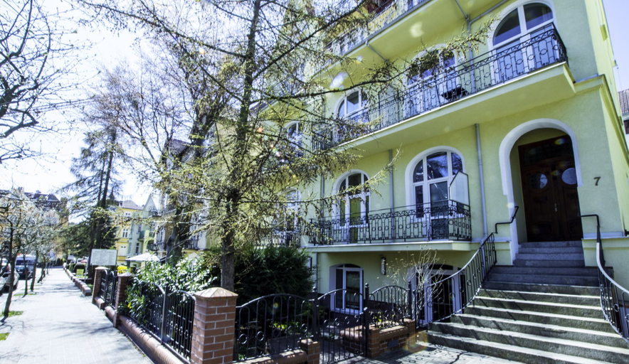 Exterior & Views