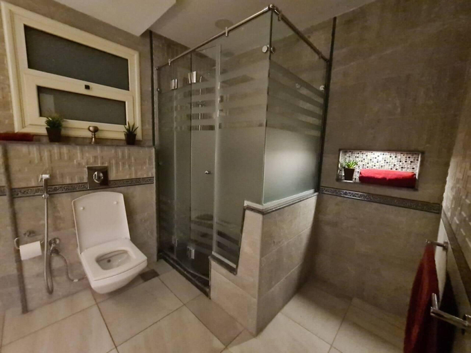 Bathroom 5, Spacious Executive Luxury Apartment With Balcony, Ad-Duqi