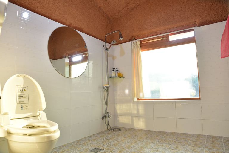 Bathroom 4, Golmangtae, Boseong