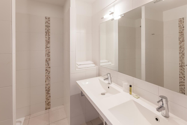 Bathroom 5, Logis Hôtel Aliénor, Gironde