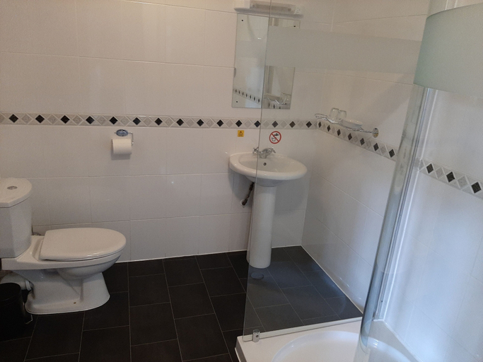 Bathroom 3, Laggan Hotel, Highland