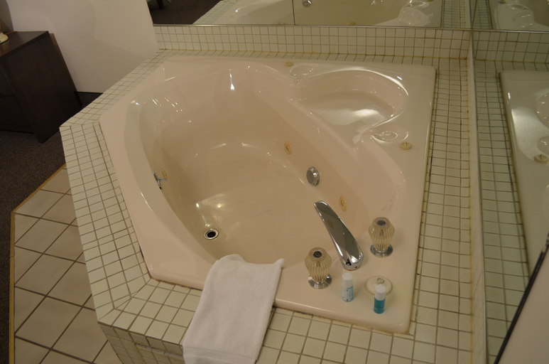 Bathroom 4, Super 8 by Wyndham Niagara Falls by the Falls, Niagara