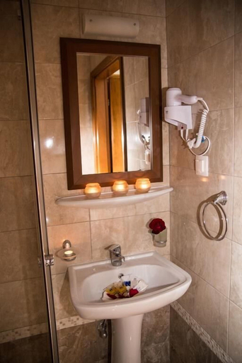 Bathroom 5, STAR PARADISE Studios, Central Macedonia