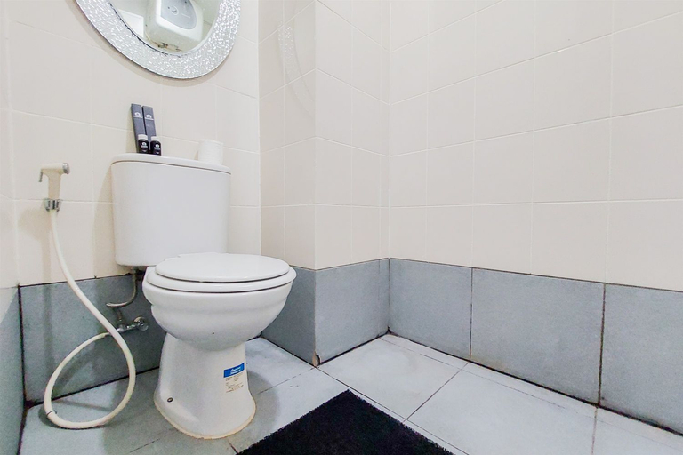 Bathroom 4, Comfy Stay Studio at Akasa Pure Living BSD Apartment By Travelio, Tangerang Selatan