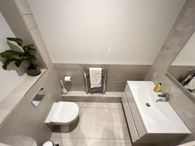Bathroom 3, Windsor Castle Apartments, Slough