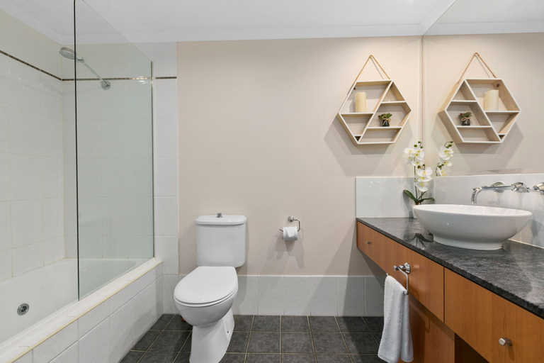 Bathroom 3, Poolside Apt In Alamanda Beachfront Resort 41, Cairns