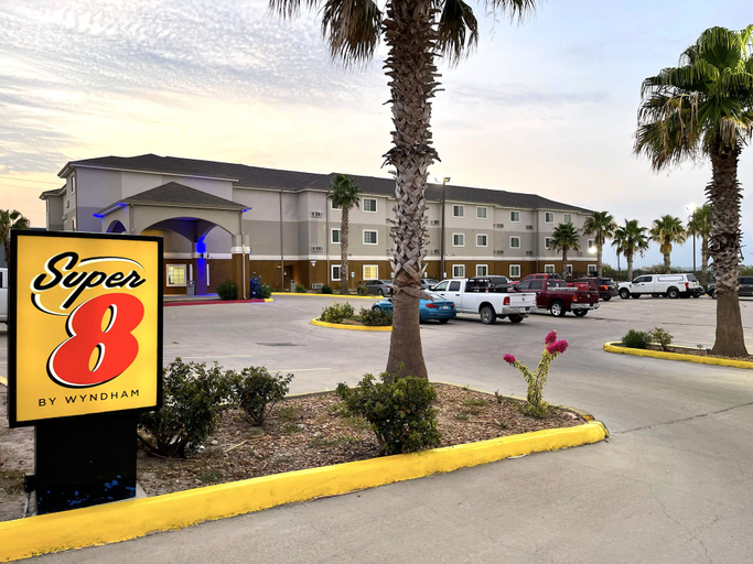 Exterior & Views 2, Super 8 by Wyndham Kenedy, Karnes