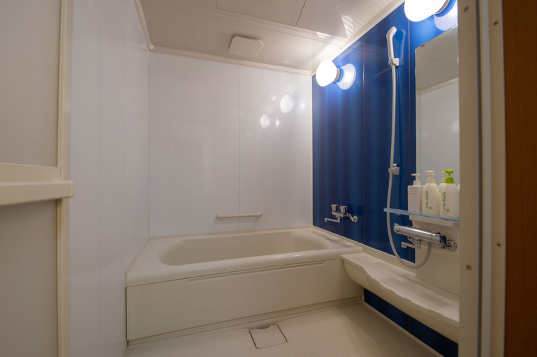 Bathroom 4, Hurry Slowly, Kutchan