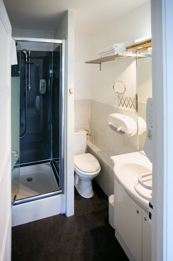 Bathroom 5, Le Cotentin Appart'hôtels & Restaurant 'le Cot', Manche