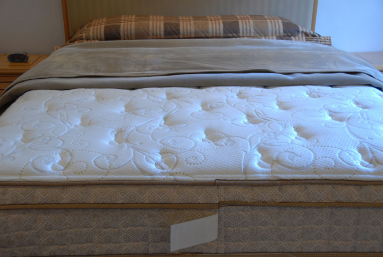 Bedroom 3, Hotel DeOro, Squamish-Lillooet