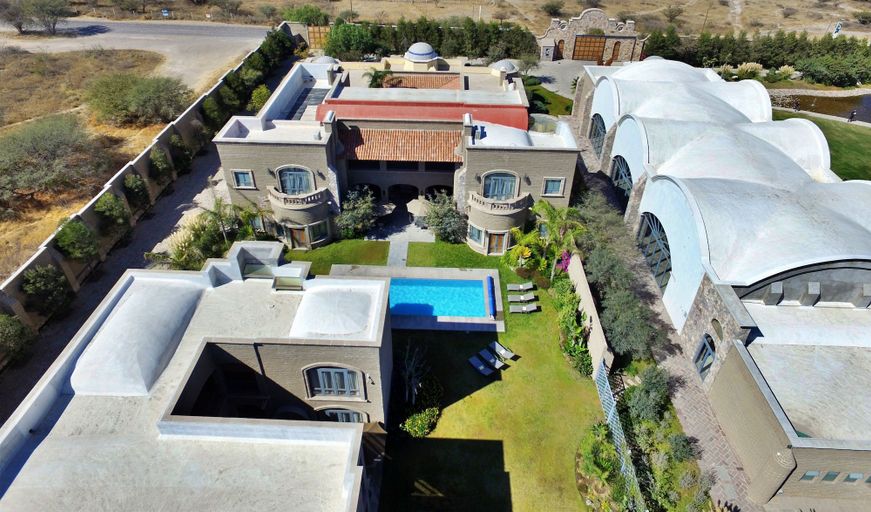 Exterior & Views