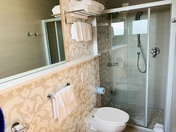 Bathroom 4, Hotel Liane, Rimini
