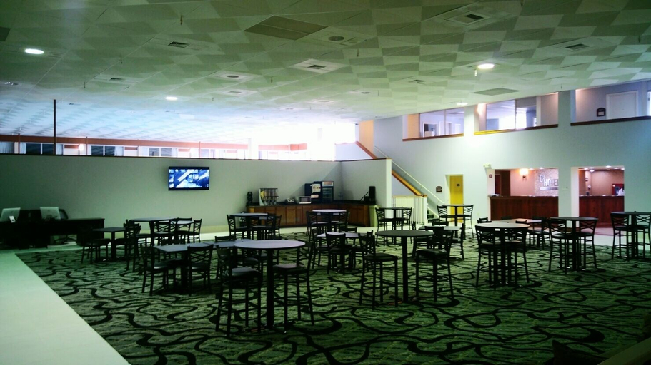 Food & Drinks 5, Motel 6 Hastings NE, Adams