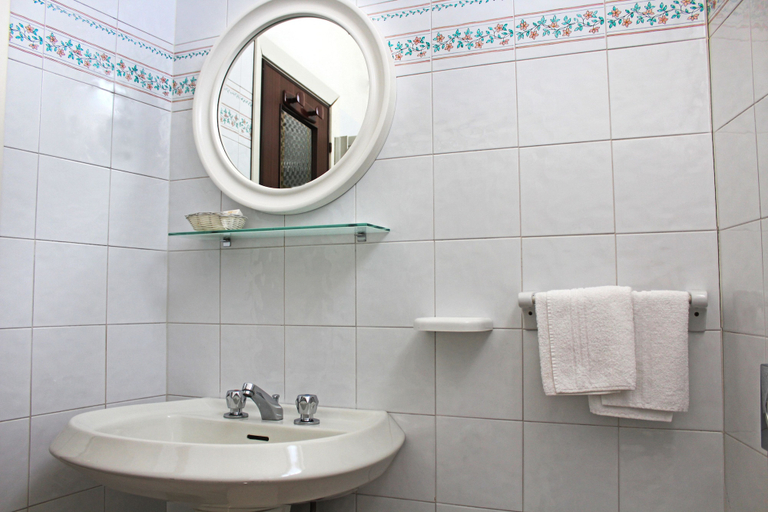 Bathroom 5, Hotel Lungomare Cattolica, Rimini