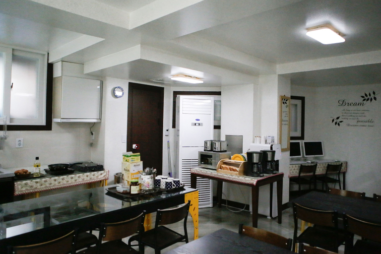 Food & Drinks 2, Dream Guest House, Jung