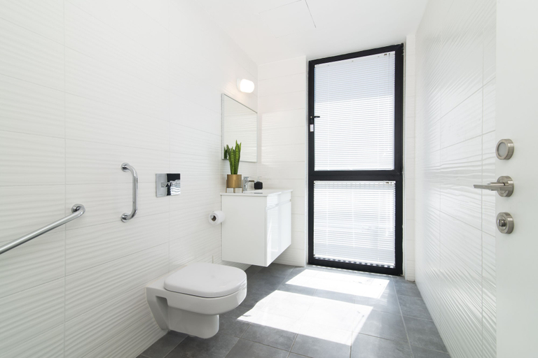 Bathroom 3, Mr. Allenby - By TLV2GO