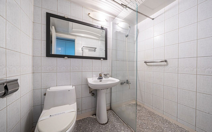 Bathroom 5, Benikea San & Bada Jumunjin Resort, Gangneung