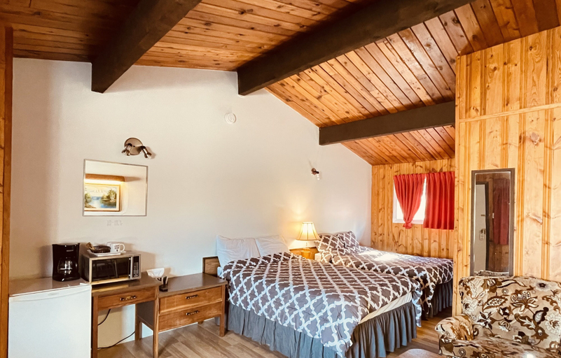Bedroom 2, Pembina River Inn, Division No. 11