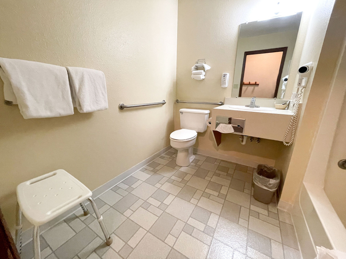 Bathroom 4, Beartooth Hideaway Inn and Cabins, Carbon