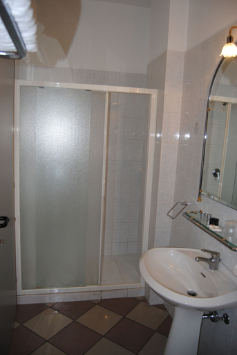 Bathroom 4, Hotel la Fenice, Modena