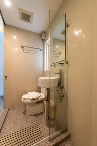 Bathroom 4, The Period Pratunam, Ratchathewi
