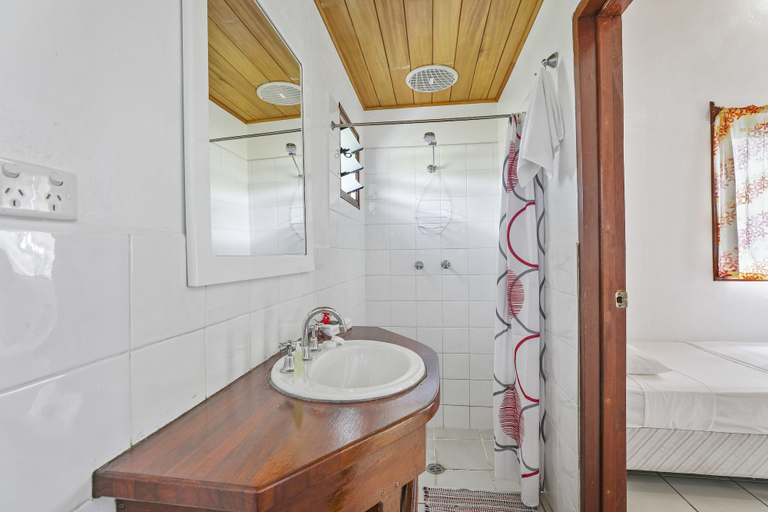 Bathroom 4, Beachfront Resort, Luganville