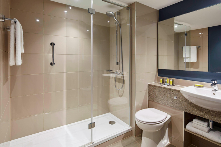 Bathroom 3, Portsmouth Marriott Hotel, Portsmouth