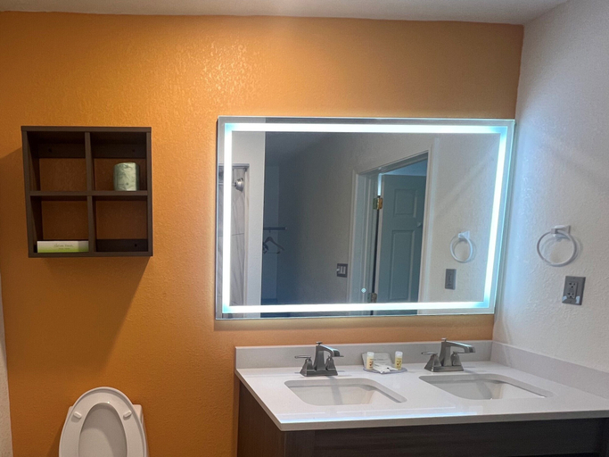 Bathroom 5, Reagan Resorts Inn, Sevier