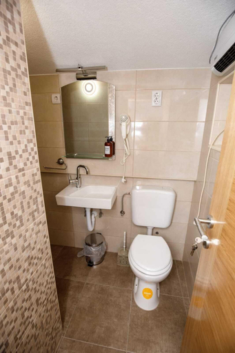 Bathroom 2, Prenocite Kastel, Knin